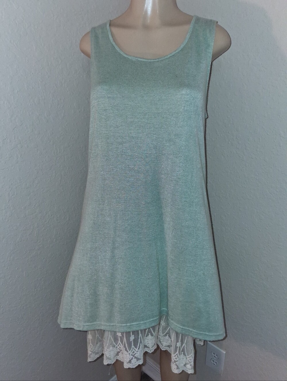 UMGEE MINT GREEN AND CREAM LACE TRIM SLEEVELESS DRESS SZ LG SMALL HOLE SEE PICS